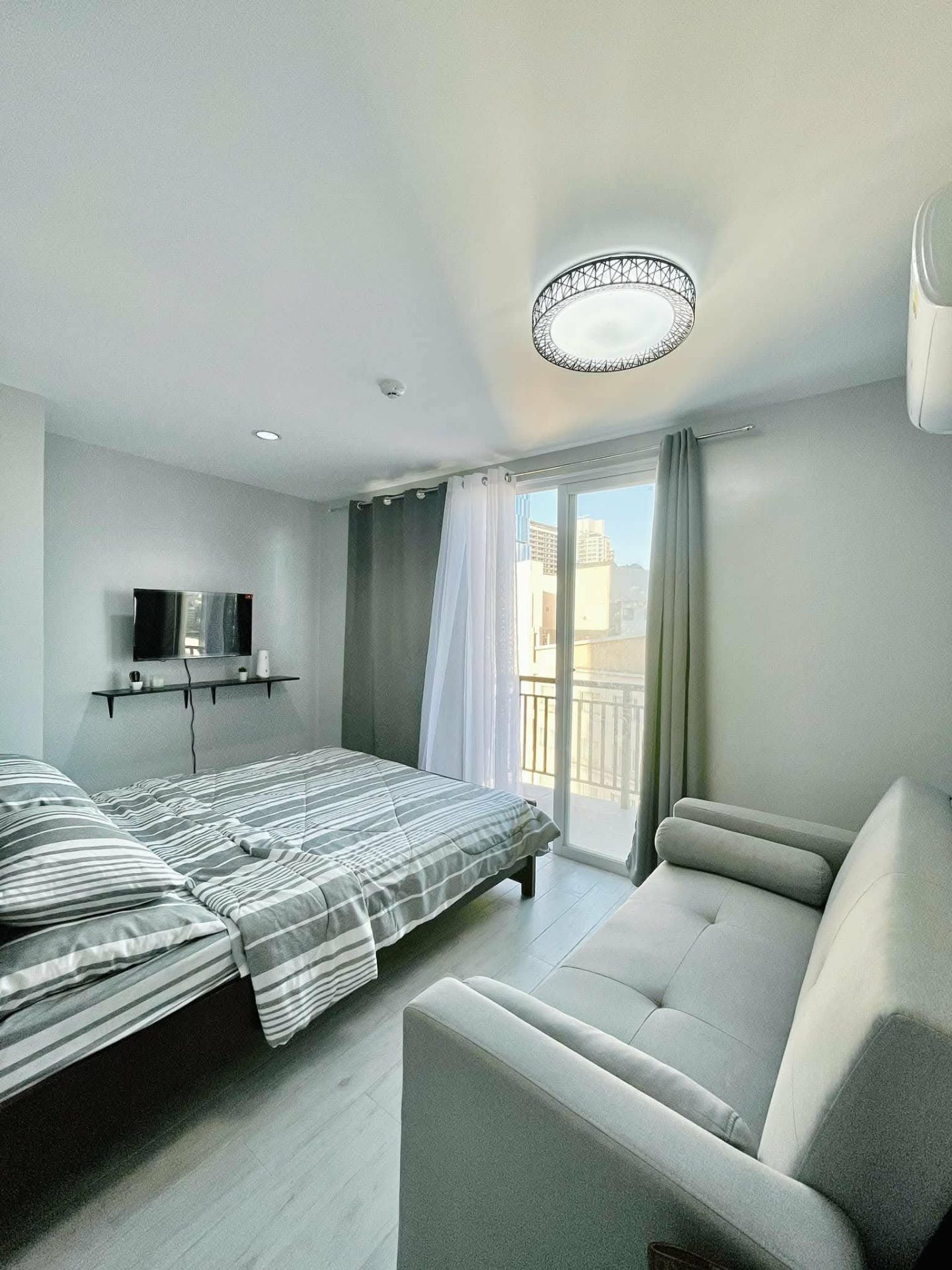Condo Unit – 14th Floor in Archbishop Reyes Avenue, photo 1 of 10
